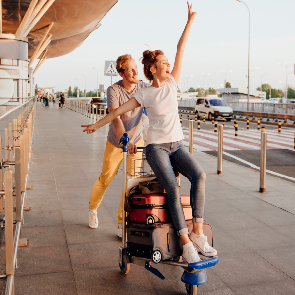 Immagine ragazzi con trolley e carrello - Offerta Assicurazioni viaggi vacanze - WINDTRE