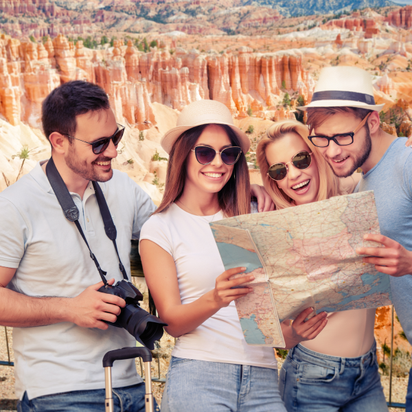 Immagine amici in vacanza che consultano la mappa - Offerta Assicurazioni Viaggio Mondo - WINDTRE