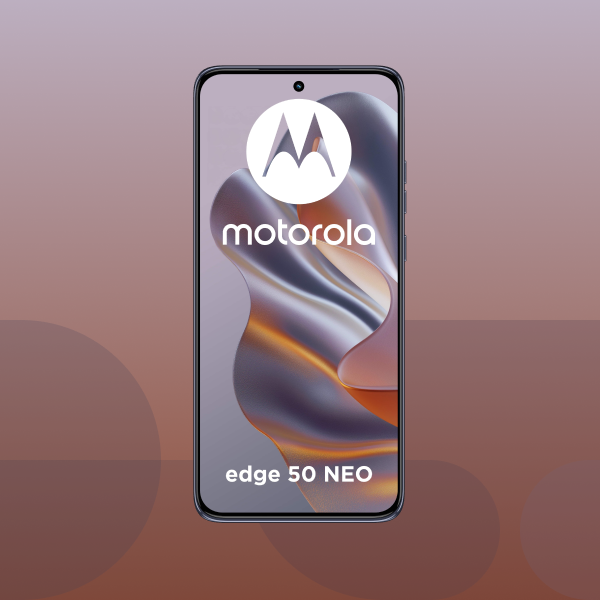 Motorola edge 50 NEO su sfondo colorato